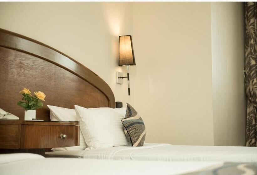 اتاق لوکس با چشمانداز شهر, Cherry Maryski