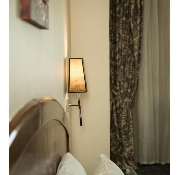 اتاق لوکس با چشمانداز شهر, Cherry Maryski