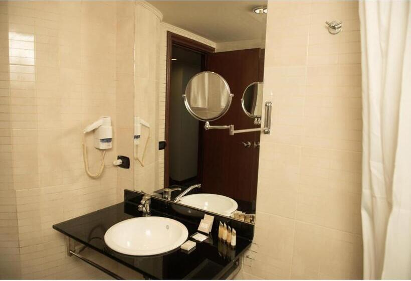 اتاق لوکس با چشمانداز شهر, Cherry Maryski