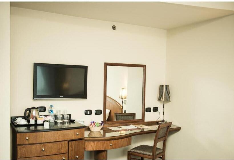 سوییت جونیور با چشمانداز شهر, Cherry Maryski