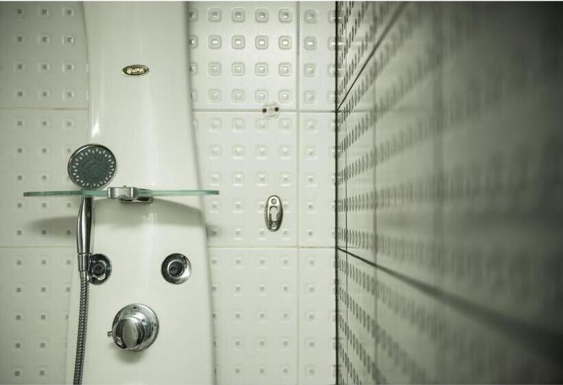 سوییت جونیور با چشمانداز شهر, Cherry Maryski