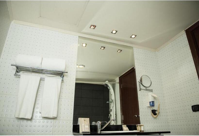 سوییت جونیور با چشمانداز شهر, Cherry Maryski