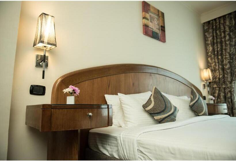 سوییت جونیور با چشمانداز شهر, Cherry Maryski