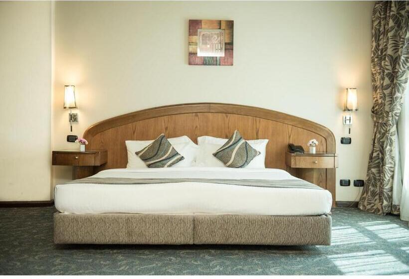 سوییت جونیور با چشمانداز شهر, Cherry Maryski