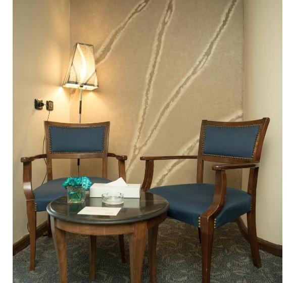 سوییت جونیور با چشمانداز شهر, Cherry Maryski