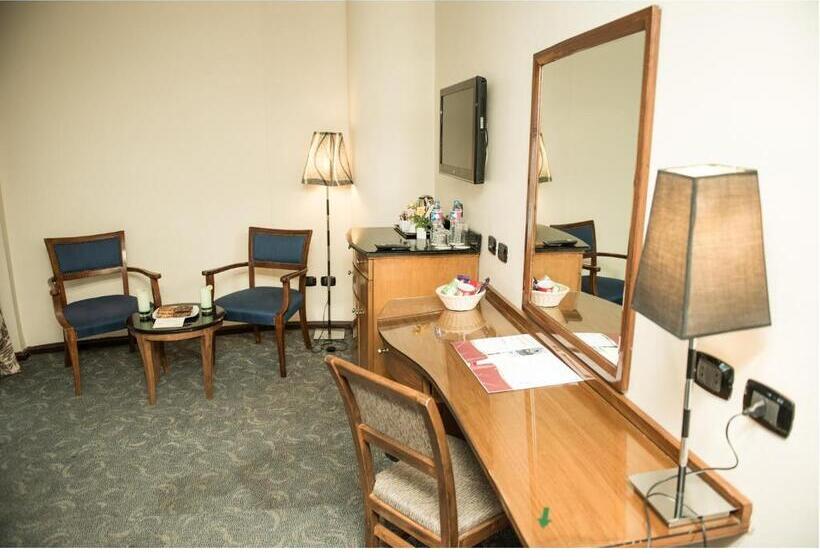 اتاق لوکس با چشمانداز, Cherry Maryski