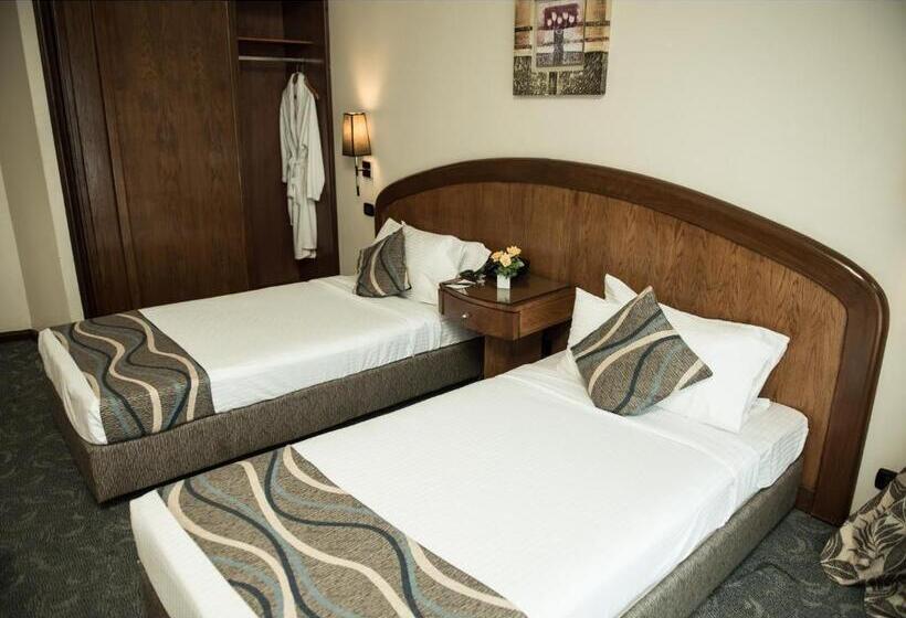 اتاق لوکس با چشمانداز, Cherry Maryski