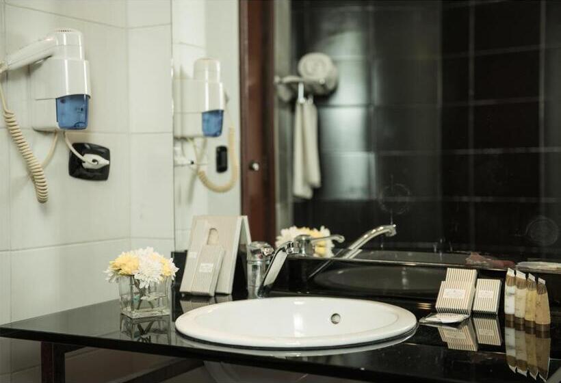 اتاق لوکس با چشمانداز, Cherry Maryski