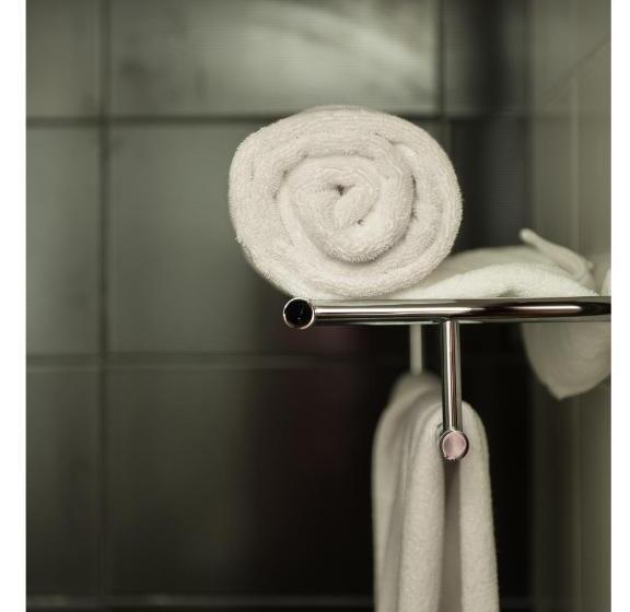 اتاق لوکس با چشمانداز, Cherry Maryski