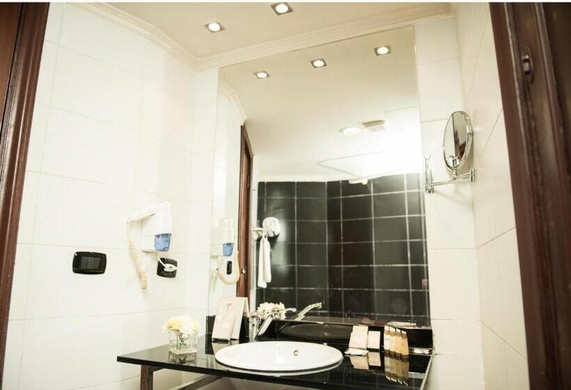 اتاق لوکس با چشمانداز, Cherry Maryski