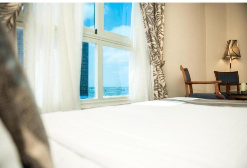 اتاق لوکس با چشمانداز, Cherry Maryski