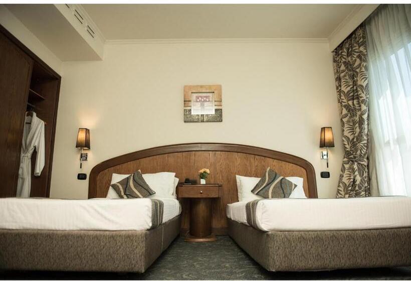 اتاق لوکس با چشمانداز, Cherry Maryski