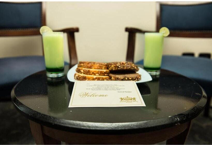 اتاق لوکس با چشمانداز, Cherry Maryski