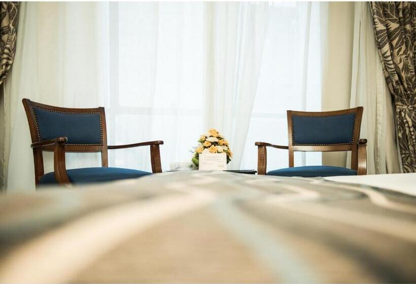 سوییت جونیور با چشمانداز جانبی دریا, Cherry Maryski