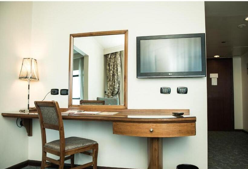 سوییت جونیور با چشمانداز جانبی دریا, Cherry Maryski