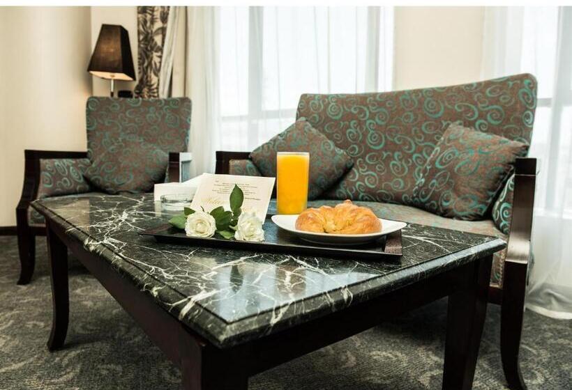 سوییت جونیور با چشمانداز جانبی دریا, Cherry Maryski