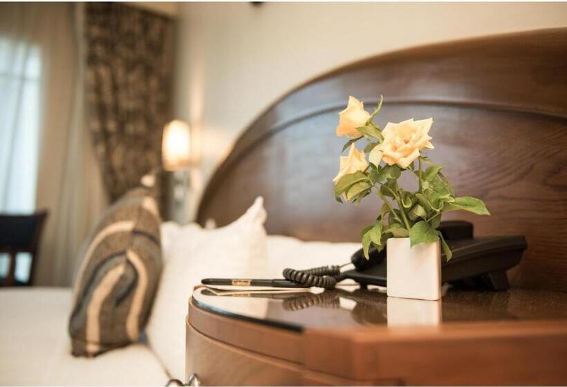 سوییت جونیور با چشمانداز جانبی دریا, Cherry Maryski