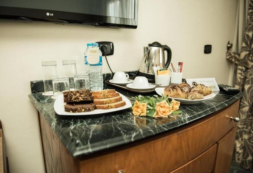 اتاق اجرایی, Cherry Maryski