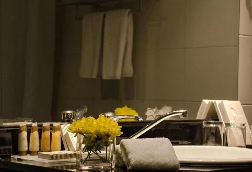 اتاق لوکس با چشمانداز دریا, Cherry Maryski