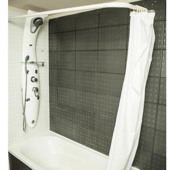 اتاق لوکس با چشمانداز دریا, Cherry Maryski