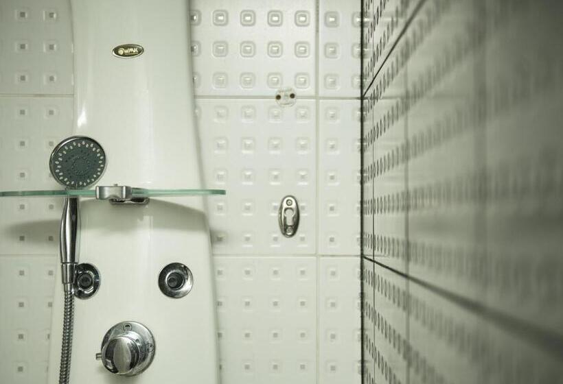 اتاق لوکس با چشمانداز دریا, Cherry Maryski