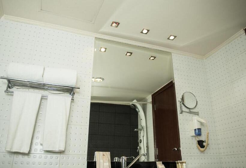 اتاق لوکس با چشمانداز دریا, Cherry Maryski