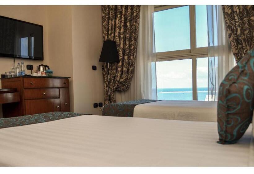 اتاق لوکس با چشمانداز دریا, Cherry Maryski