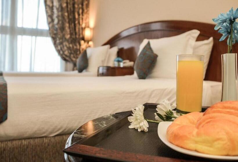 اتاق لوکس با چشمانداز دریا, Cherry Maryski