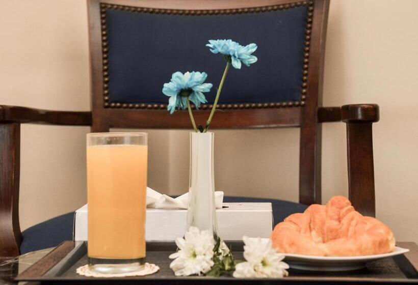 اتاق لوکس با چشمانداز دریا, Cherry Maryski