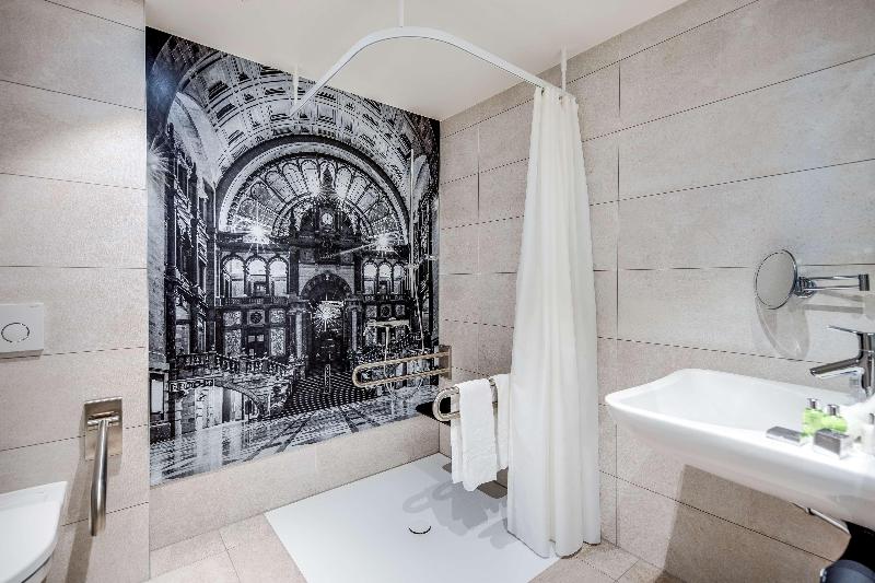 سوییت جونیور با چشمانداز جانبی دریا, Cherry Maryski