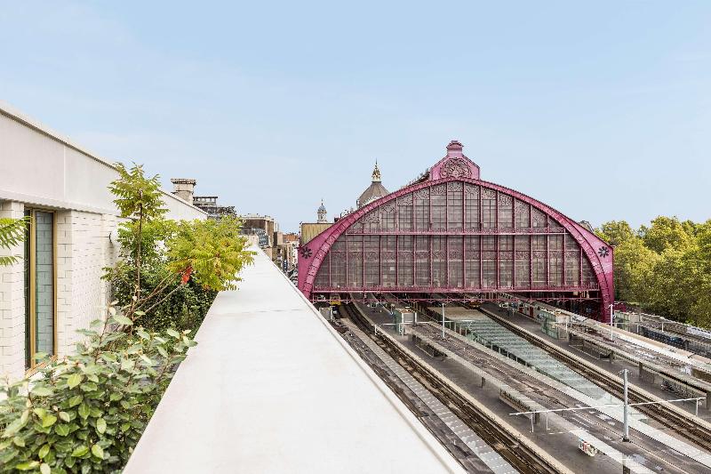 سوییت جونیور با چشمانداز جانبی دریا, Cherry Maryski