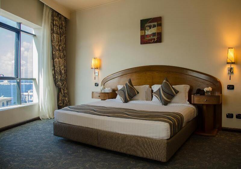 اتاق لوکس با چشمانداز شهر, Cherry Maryski