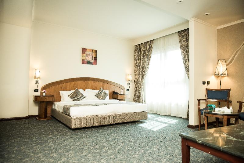 سوییت جونیور با چشمانداز شهر, Cherry Maryski