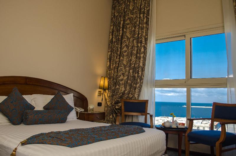 اتاق لوکس با چشمانداز دریا, Cherry Maryski