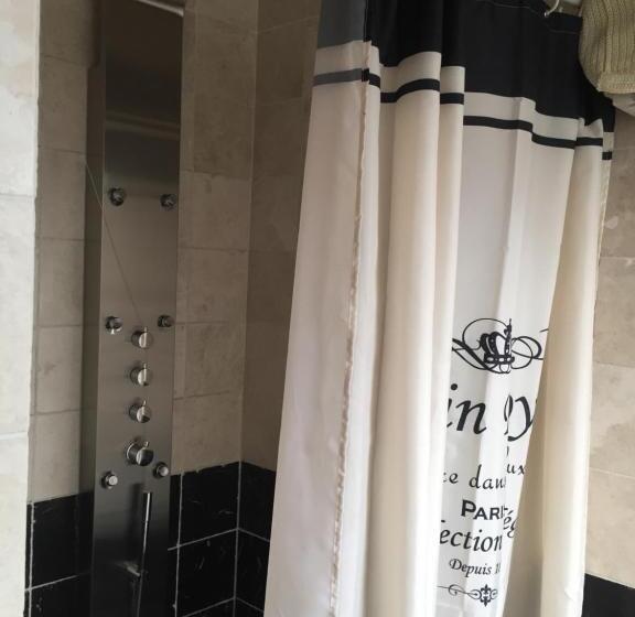 اتاق خانوادگی, Artagnan