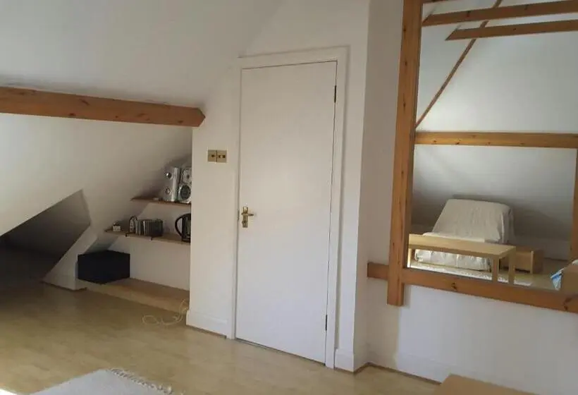 スタンダードルーム, Osterley Studio Room