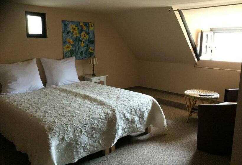 スタンダードルーム, Három Huszár Köveskal