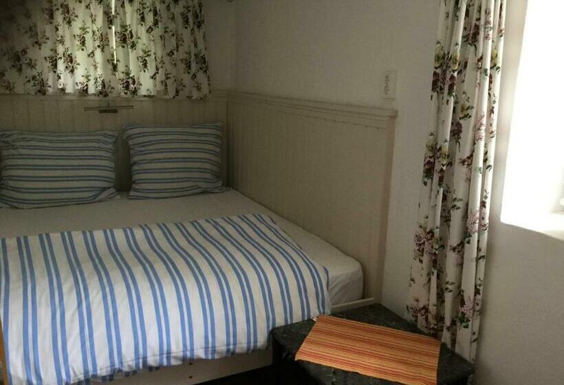 2ベッドルームアパートメント, Három Huszár Köveskal