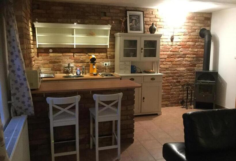 スタンダードスタジオ, Három Huszár Köveskal