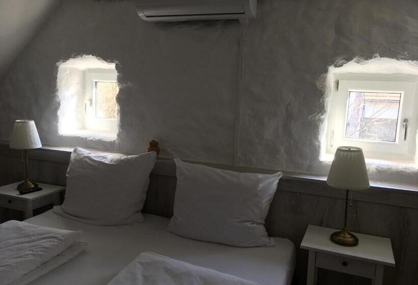 2ベッドルームアパートメント, Három Huszár Köveskal