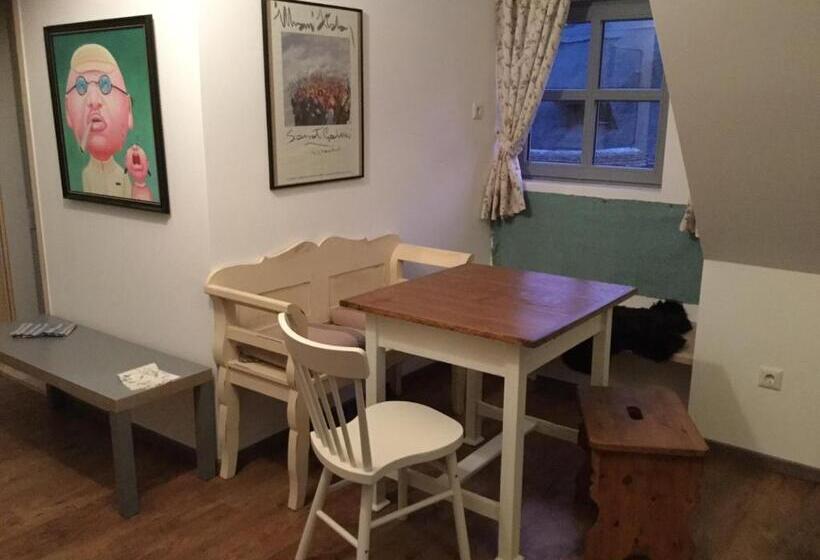 1ベッドルームアパートメント, Három Huszár Köveskal