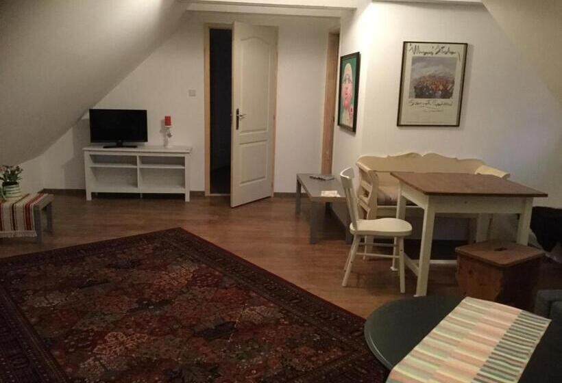 1ベッドルームアパートメント, Három Huszár Köveskal