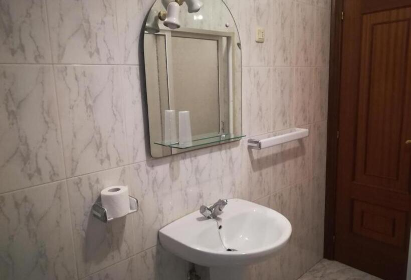 اتاق استاندارد یک تخته با سرویس بهداشتی مشترک, Pension Grilo