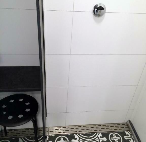 ルームシェアのワンベッド, The Black Sheep Hostel