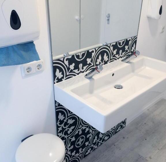 ルームシェアのワンベッド, The Black Sheep Hostel