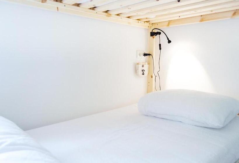 ルームシェアのワンベッド, The Black Sheep Hostel