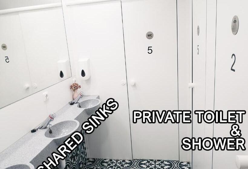 エコノミー4人部屋, The Black Sheep Hostel