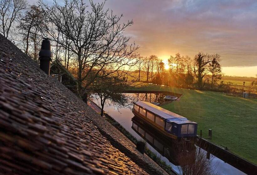 Standard room with outdoor bath, The Black Sheep Hostel
