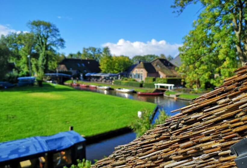 Standard room with outdoor bath, The Black Sheep Hostel