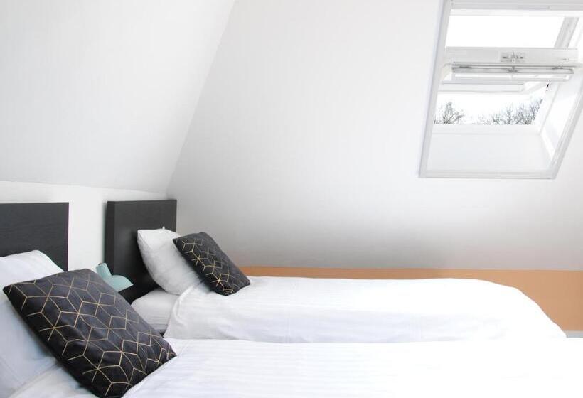 Standard room with outdoor bath, The Black Sheep Hostel